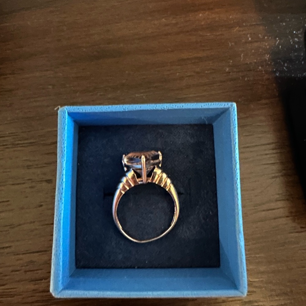 10 k gold ring ,size -8 with big morganite stone - Picture 2 of 3